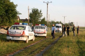 Masini de politie in fata casei incendiate de la Pocoleni