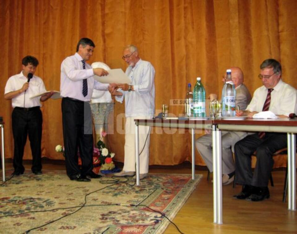 Primarul Ioan Pavăl înmânându-i Diploma de excelență criticului de artă ieșean Valentin Ciucă