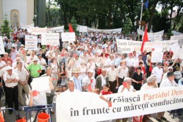 Sâmbătă: Circa 1.500 de suceveni și-au strigat „amarul și oful”, în fața Prefecturii Suceava