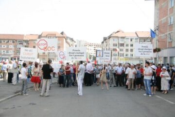 Sâmbătă: Circa 1.500 de suceveni și-au strigat „amarul și oful”, în fața Prefecturii Suceava