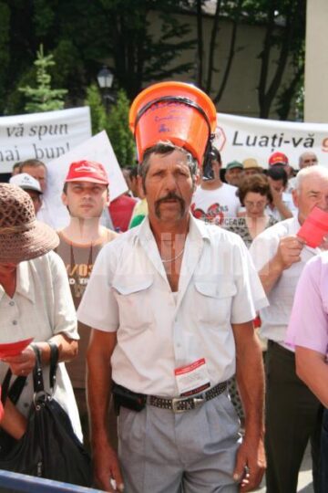 Sâmbătă: Circa 1.500 de suceveni și-au strigat „amarul și oful”, în fața Prefecturii Suceava