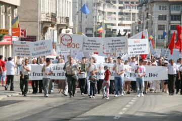 Sâmbătă: Circa 1.500 de suceveni și-au strigat „amarul și oful”, în fața Prefecturii Suceava