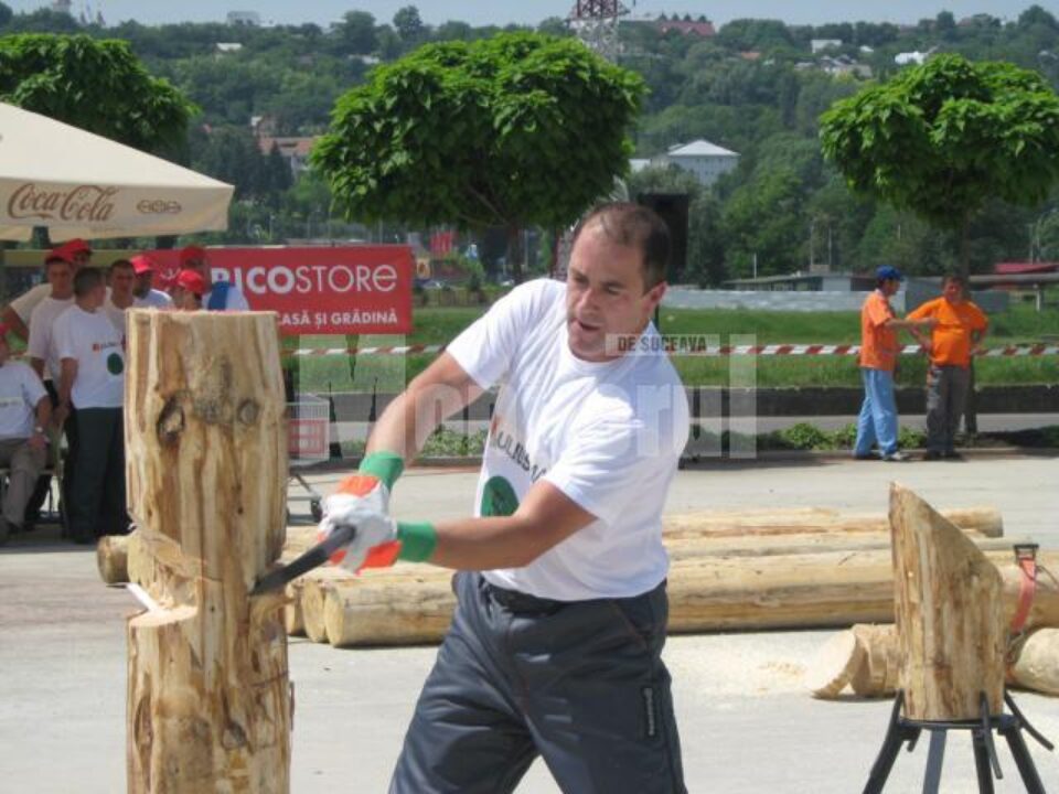 Proba de tăiere a buștenilor cu toporul