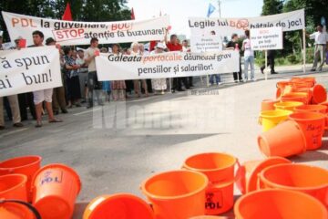 Oamenii nemulțumiți au scandat lozinci împotriva puterii și au aruncat găleți portocalii pe treptele Palatului Administrativ