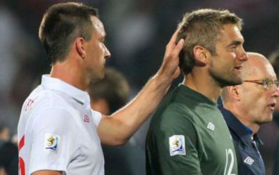 Colegii îl consolează pe portarul Green, care a luat un gol copilăresc Colegii îl consolează pe portarul Green, care a luat un gol copilăresc