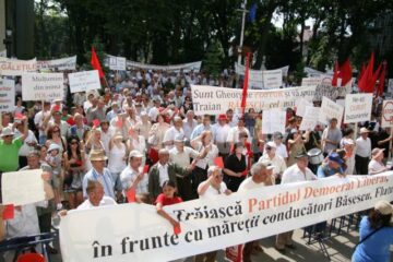 Sâmbătă: Circa 1.500 de suceveni și-au strigat „amarul și oful”, în fața Prefecturii Suceava