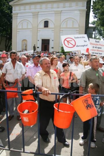 Sâmbătă: Circa 1.500 de suceveni și-au strigat „amarul și oful”, în fața Prefecturii Suceava