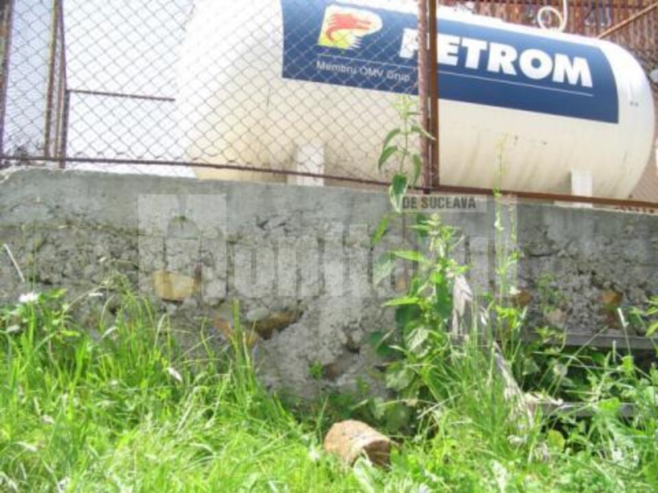 Pericol maxim: Proiectil de război neexplodat, găsit în curtea plină cu copii a unei pensiuni