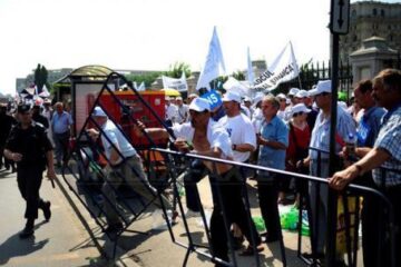 Mii de oameni protestează la Palatul Parlamentului. Foto: MEDIAFAX