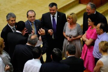Premierul Emil Boc discută cu parlamentarii PD-L, la Parlament. Foto: MEDIAFAX