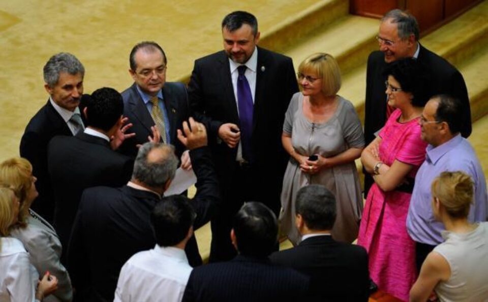 Premierul Emil Boc discută cu parlamentarii PD-L, la Parlament. Foto: MEDIAFAX
