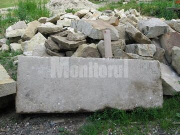 Pavimentul bisericii în care se aflau și lespezi de mormânt cu inscripții care nu mai pot fi descifrate