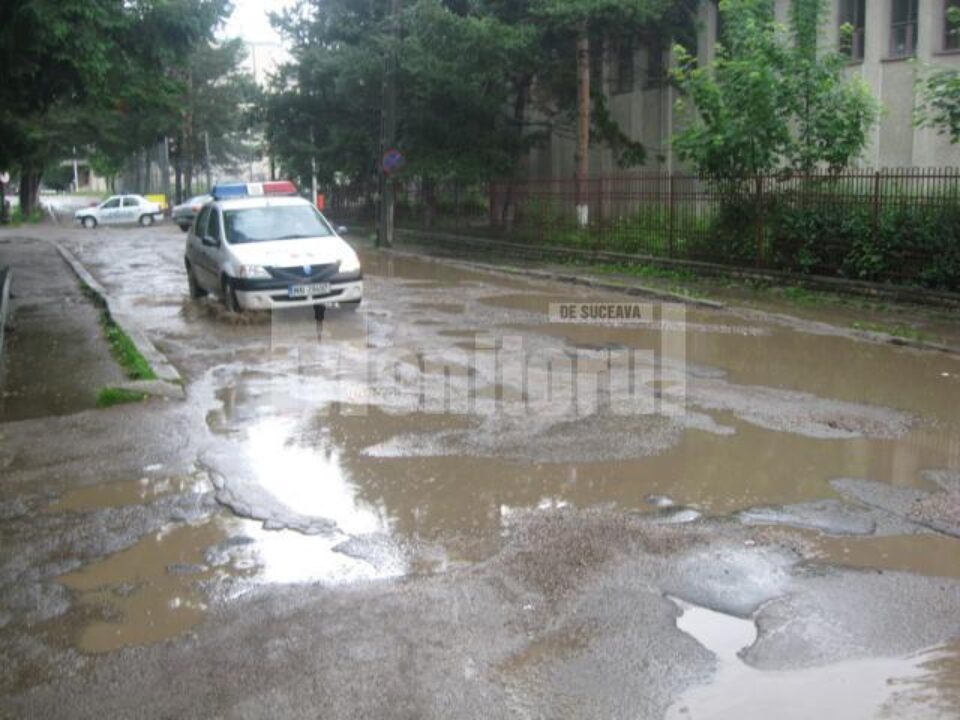 Așa arată stradă care trece prin fata Politiei si a Pompierilor