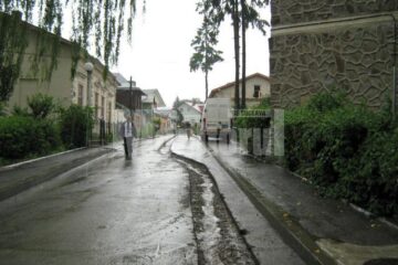 Betonul turnat peste șanțul care străbate strada dintr-un capăt în altul a fost spălat în întregime de prima ploaie