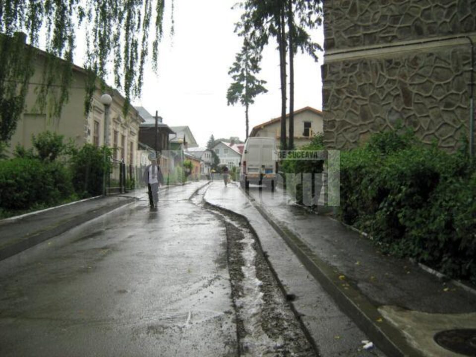 Betonul turnat peste șanțul care străbate strada dintr-un capăt în altul a fost spălat în întregime de prima ploaie Betonul turnat peste șanțul care străbate strada dintr-un capăt în altul a fost spălat în întregime de prima ploaie