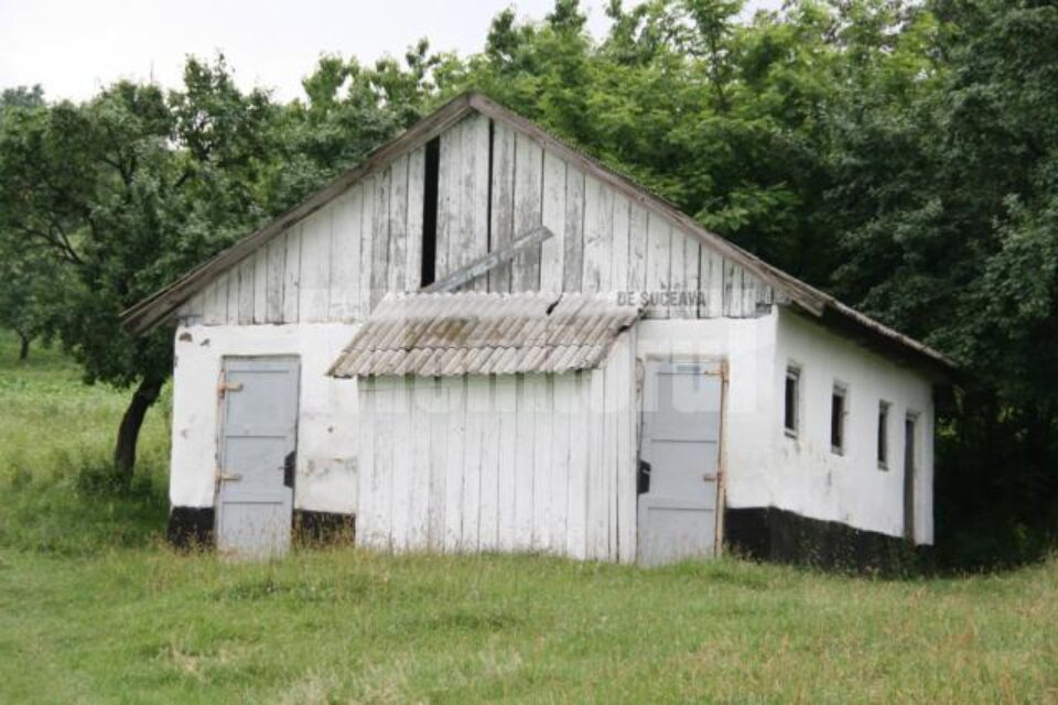 WC-ul școlii din Valea Glodului
