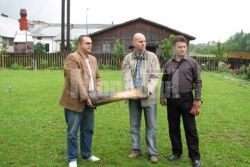 Bogdan Niculică, George Burac și Cristi Păduraru cu relicva fosilă preluată pentru muzeul sucevean