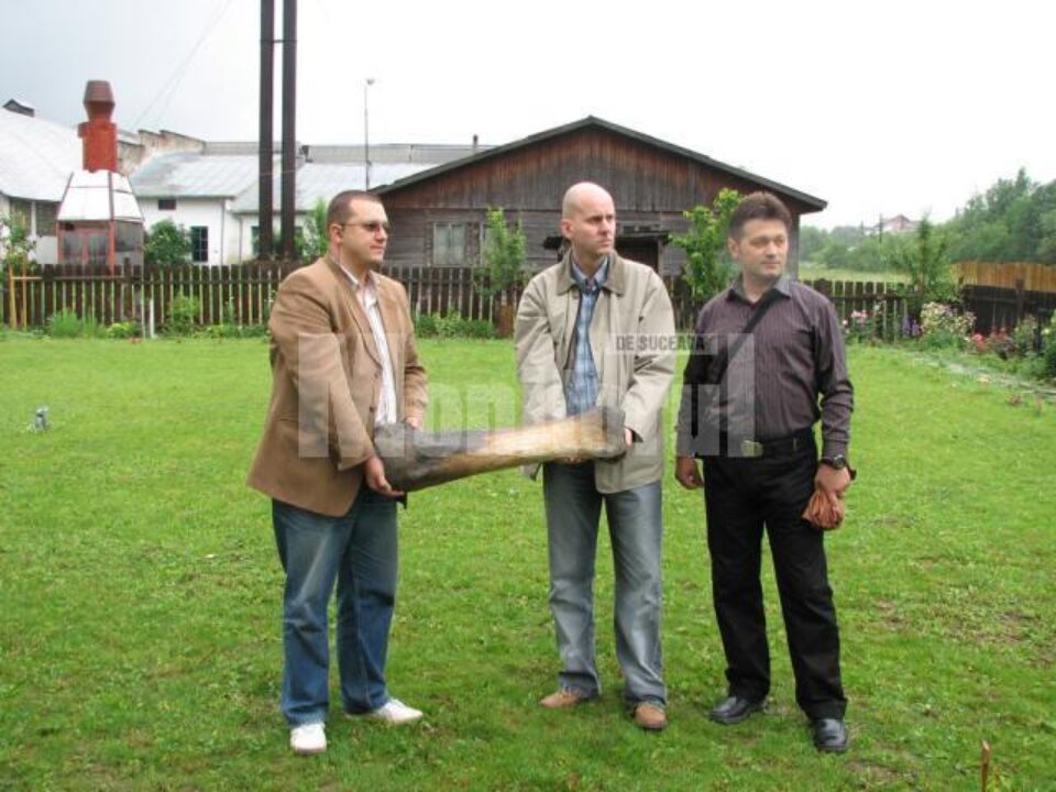 Bogdan Niculică, George Burac și Cristi Păduraru cu relicva fosilă preluată pentru muzeul sucevean Bogdan Niculică, George Burac și Cristi Păduraru cu relicva fosilă preluată pentru muzeul sucevean