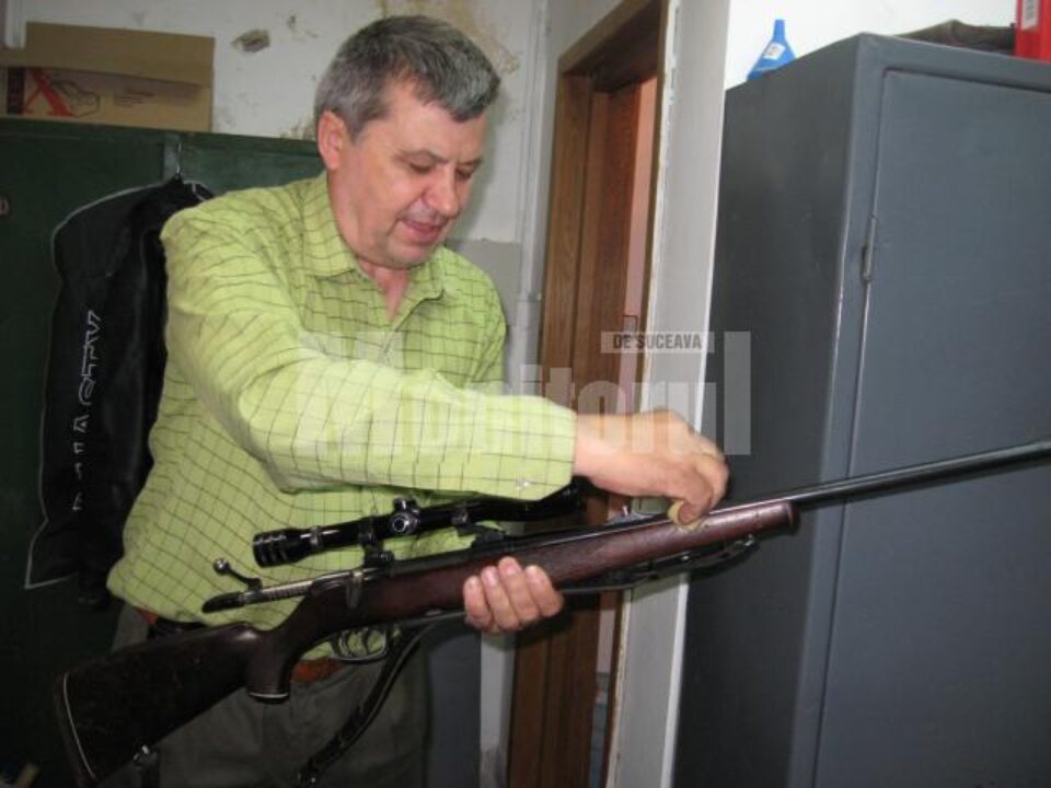 Gheorghe Botoșan, cu o arma similară celei cu care vânează Schulz