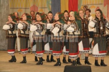 Artiștii Ansamblului „Ciprian Porumbescu”, la Festivalul Internațional „Muzici și Tradiții în Cișmigiu”