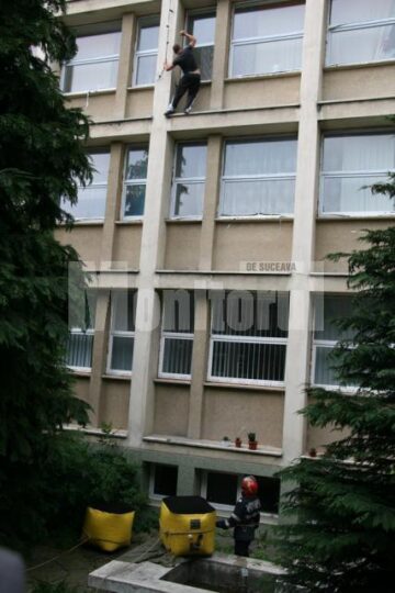 „Sinucidere” cu spectatori: Circ la Spitalul Județean, cu un bărbat care amenința că se aruncă de la etaj