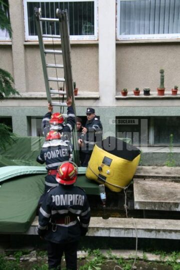 „Sinucidere” cu spectatori: Circ la Spitalul Județean, cu un bărbat care amenința că se aruncă de la etaj