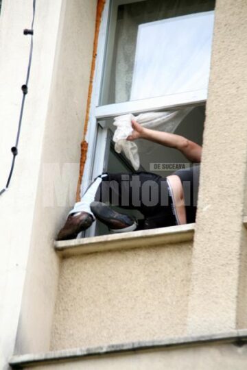 „Sinucidere” cu spectatori: Circ la Spitalul Județean, cu un bărbat care amenința că se aruncă de la etaj