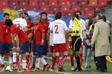 Arbitru îi arată cartonașul roșu mijlocașului elvețian Valon Behrami