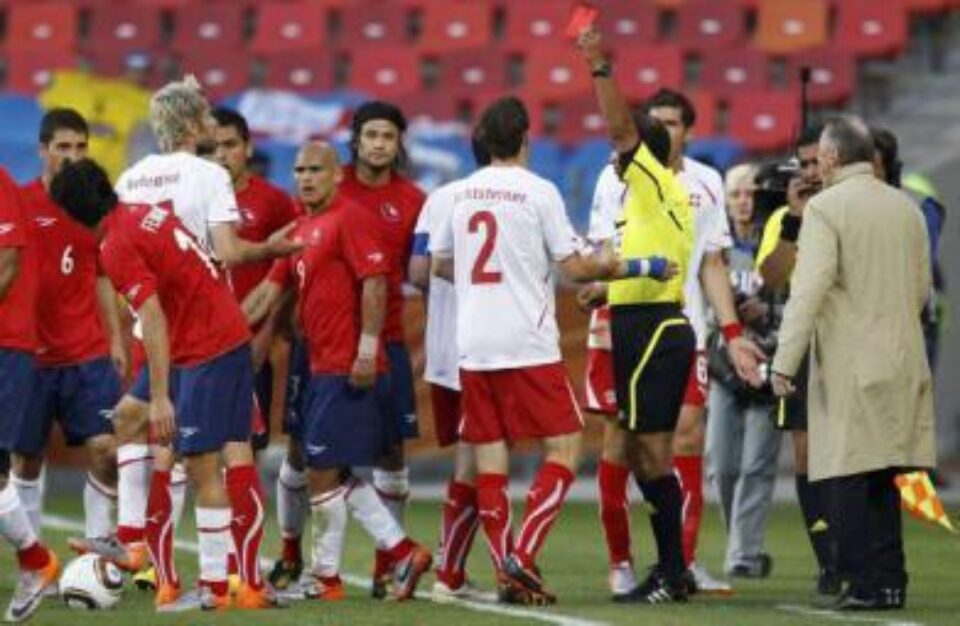 Arbitru îi arată cartonașul roșu mijlocașului elvețian Valon Behrami