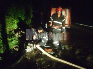 Pompierii au intervenit pentru evacuarea apelor cu motopompele din dotare