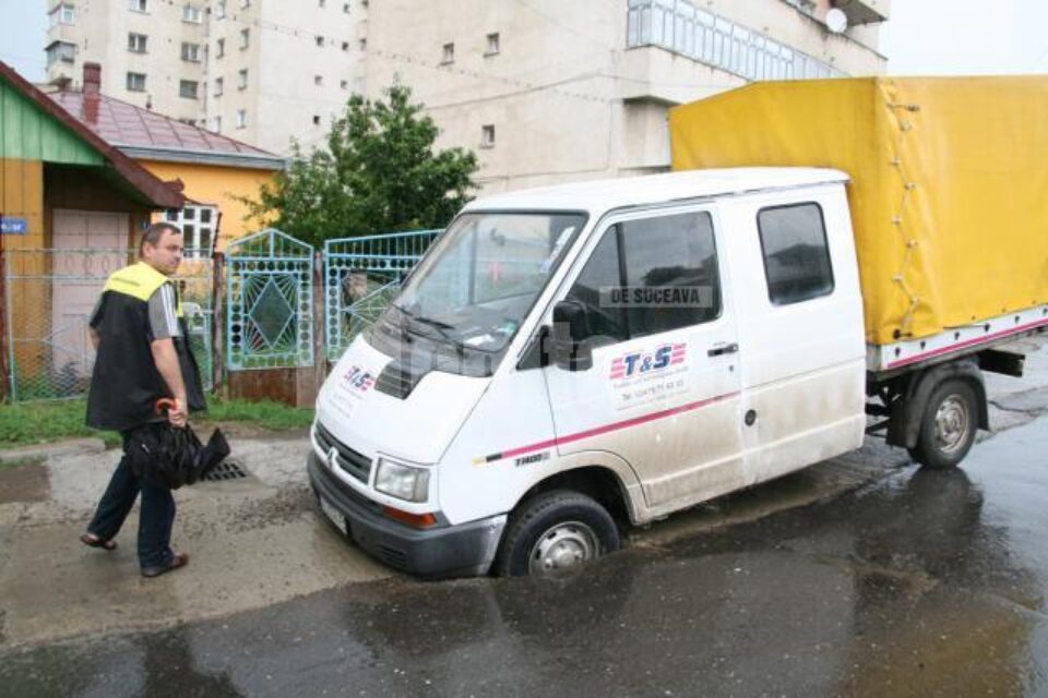 Strada s-a surpat chiar roțile autoturismului Renault