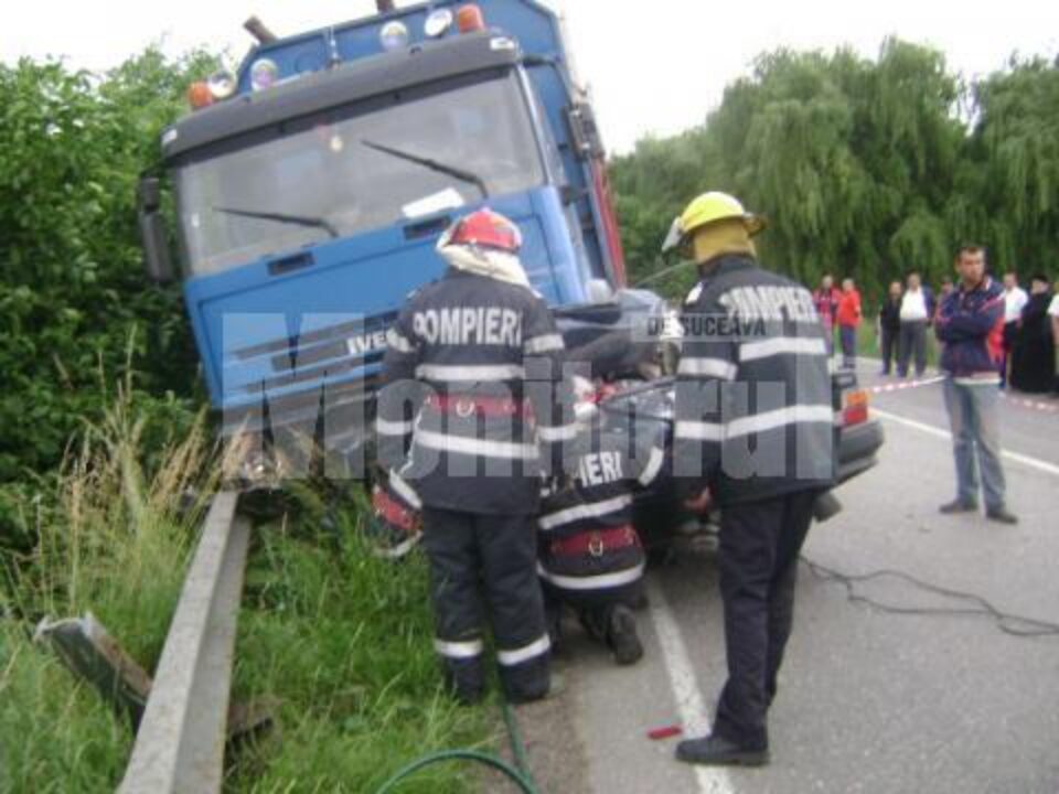 Accident groaznic: Șoferul unei Dacii, sfârtecat sub roțile unui camion
