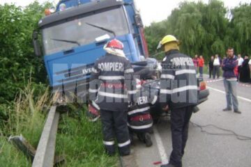 Accident groaznic: Șoferul unei Dacii, sfârtecat sub roțile unui camion