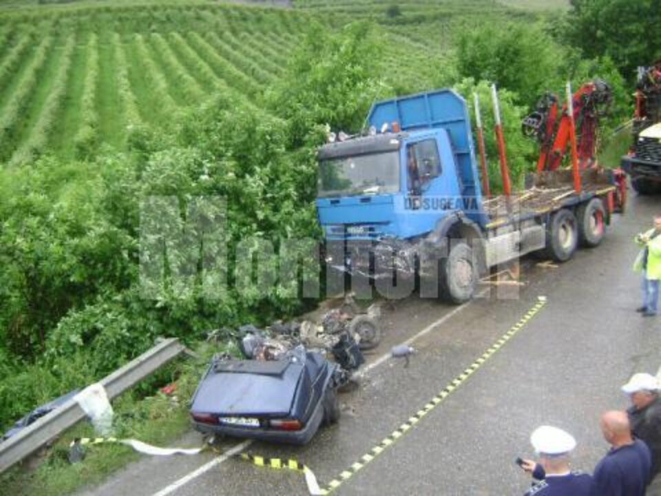 Accident groaznic: Șoferul unei Dacii, sfârtecat sub roțile unui camion
