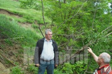 Alertat de pericolul care îi pândește pe locuitorii de la baza versantului, primarul Sucevei, Ion Lungu, a făcut ieri o vizionare în teren