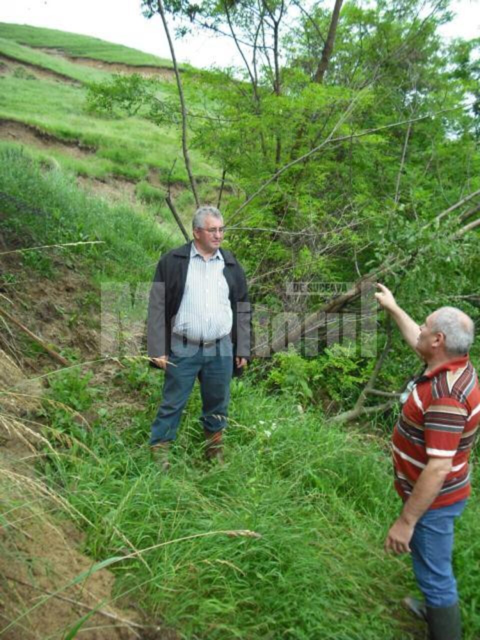 Alertat de pericolul care îi pândește pe locuitorii de la baza versantului, primarul Sucevei, Ion Lungu, a făcut ieri o vizionare în teren