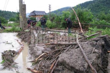 Detașamentul de pompieri Câmpulung Moldovenesc a intervenit pentru decolmatarea liniei ferate