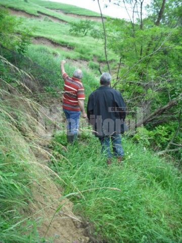 Valuri imense de pamant vin spre casele locuitorilor de la baza dealului Teodoreni