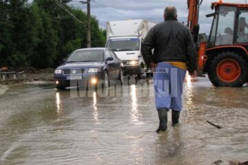 Vreme nefavorabilă: Ploile torențiale au inundat mai multe locuințe și o biserică