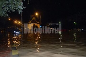 Pe Calea Burdujeni, în zona Bisericii Sf. Andrei, șoseaua s-a transformat în lac