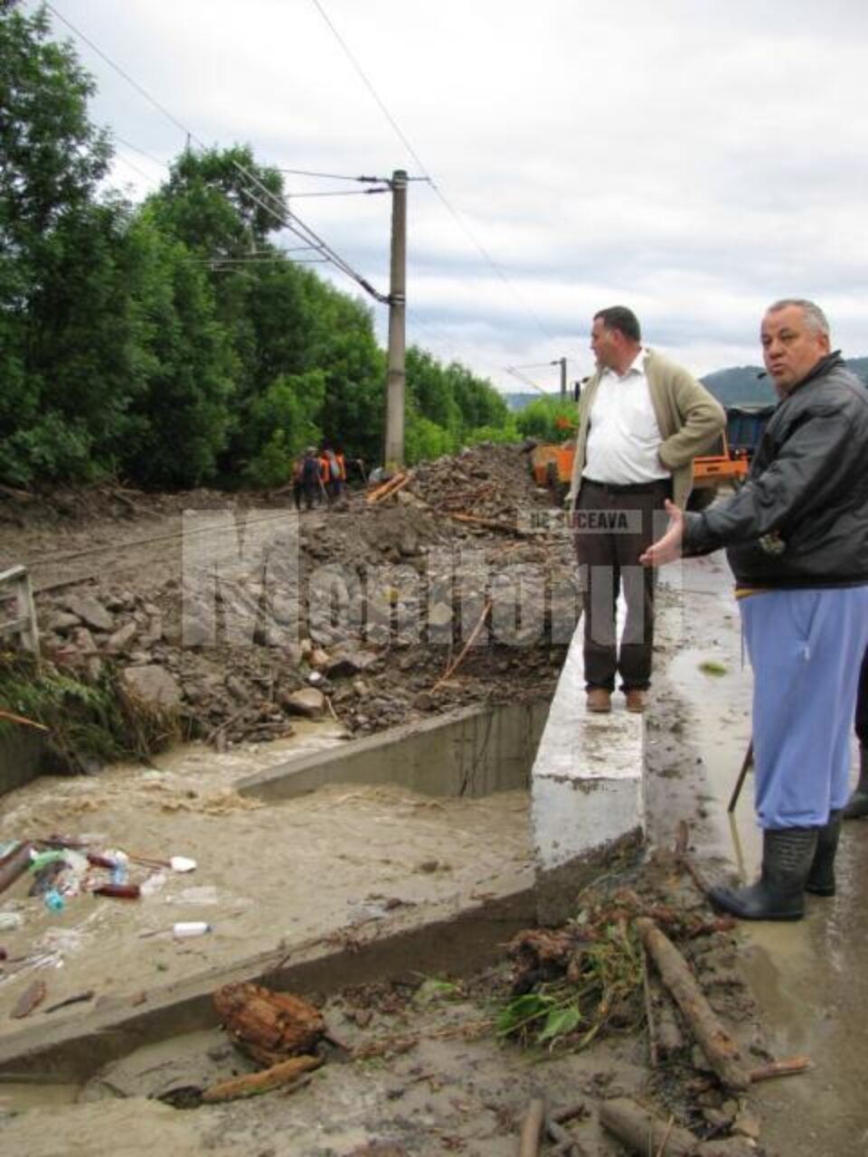 Probleme: Blocaje pe DN 17 și pe calea ferată, după „potopul” de luni noapte