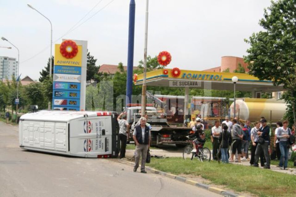 În încercarea de a evita coliziunea, șoferul microbuzului a scăpat mașina de sub control, lovindu-se de un stâlp și apoi răsturnându-se în drum În încercarea de a evita coliziunea, șoferul microbuzului a scăpat mașina de sub control, lovindu-se de un stâlp și apoi răsturnându-se în drum