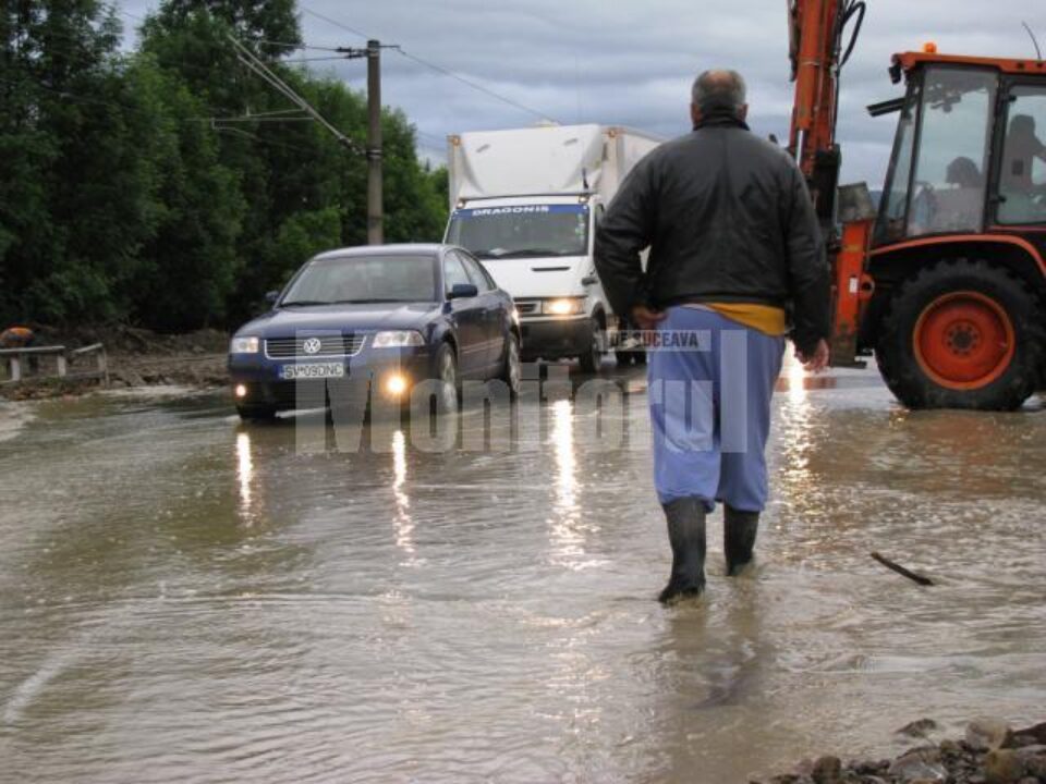 Probleme: Blocaje pe DN 17 și pe calea ferată, după „potopul” de luni noapte