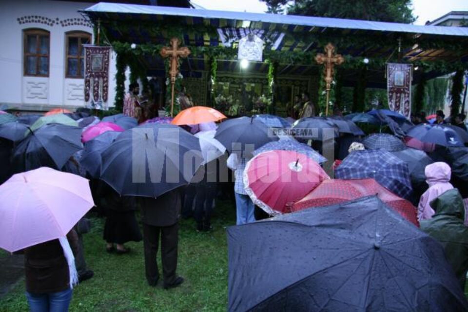 În ciuda frigului și ploii: Circa 2.000 de pelerini, prezenți ieri la Mănăstirea Sf. Ioan cel Nou