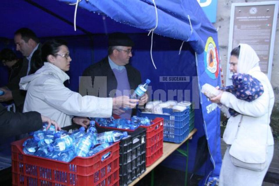 Primarul Ion Lungu și soția sa au împărțit pelerinilor 5.000 de sarmale și 5.000 de sticle de apă minerală Primarul Ion Lungu și soția sa au împărțit pelerinilor 5.000 de sarmale și 5.000 de sticle de apă minerală