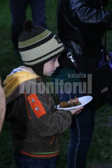 Tradiție de familie: 5.000 de sarmale și 5.000 de sticle de apă minerală împărțite de primarul Sucevei