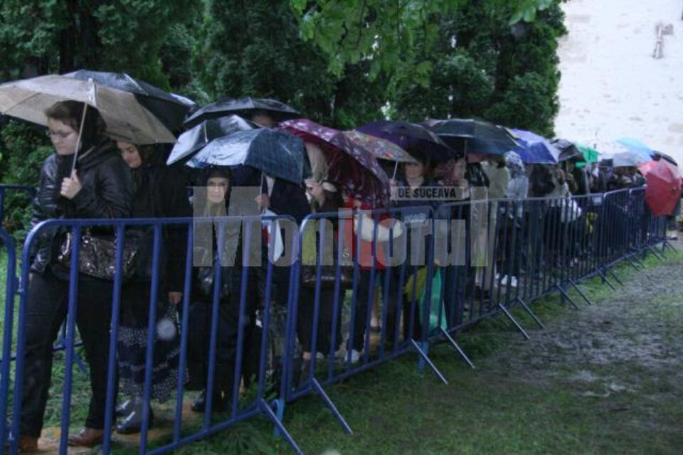 În ciuda frigului și ploii: Circa 2.000 de pelerini, prezenți ieri la Mănăstirea Sf. Ioan cel Nou