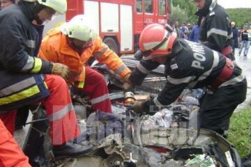 Corpul șoferului, adunat din caroseria camionului în care s-a izbit de un echipaj de „Descarcerare