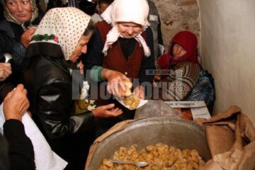 Tradiție de familie: 5.000 de sarmale și 5.000 de sticle de apă minerală împărțite de primarul Sucevei