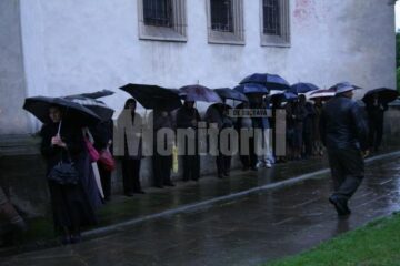 Tradiție de familie: 5.000 de sarmale și 5.000 de sticle de apă minerală împărțite de primarul Sucevei